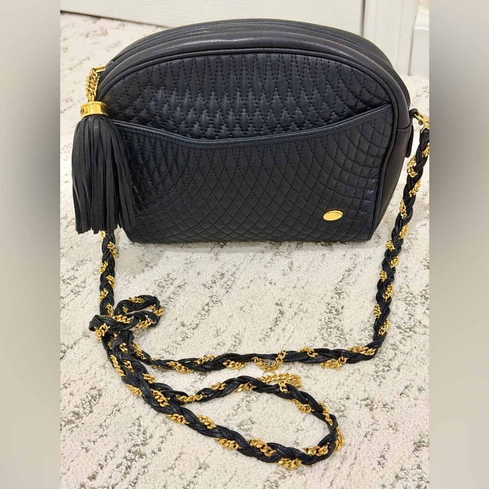 Bally Navy Quilted Leather Shoulder Bag With Gold Chain Strap- Like New! - Picture 2 of 11
